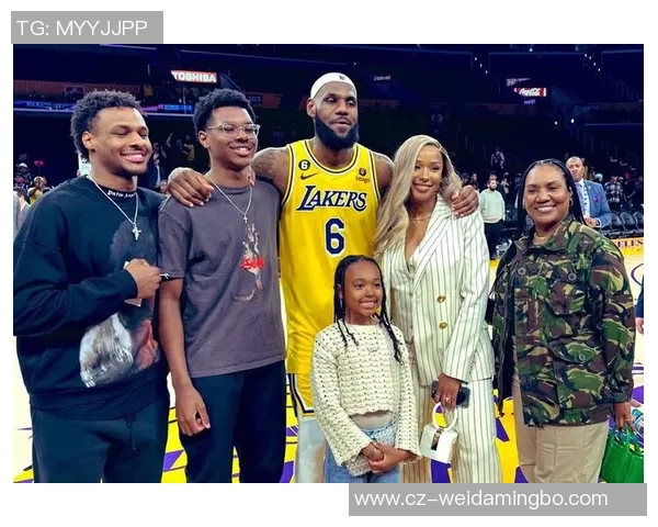 足球巨星与爱妻甜蜜合影展现深情瞬间引发网友热议